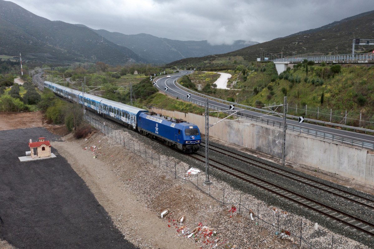 Μεϊκόπουλος-ΣΥΡΙΖΑ: Πού πάνε τα χρήματα του Ταμείου Ανάκαμψης; – Διαφήμιση 828.000€ για σιδηροδρομικά που δεν έγιναν