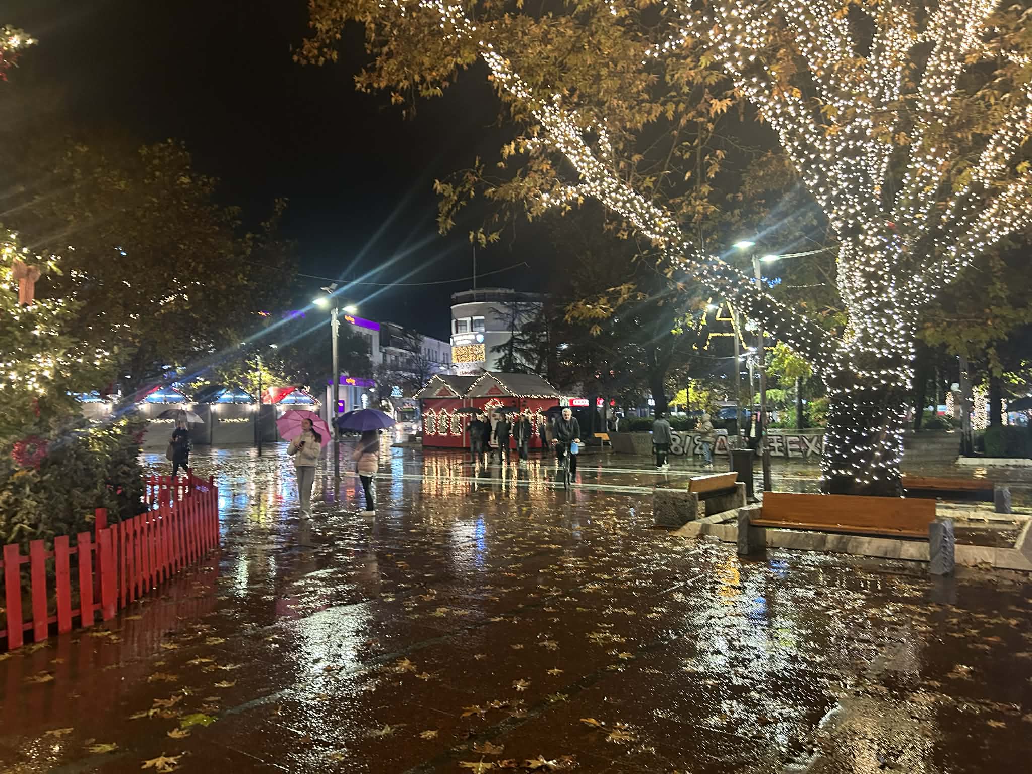 Πανέμορφες εικόνες από τη βροχερή Χριστουγεννιάτικη Λάρισα (ΦΩΤΟ)