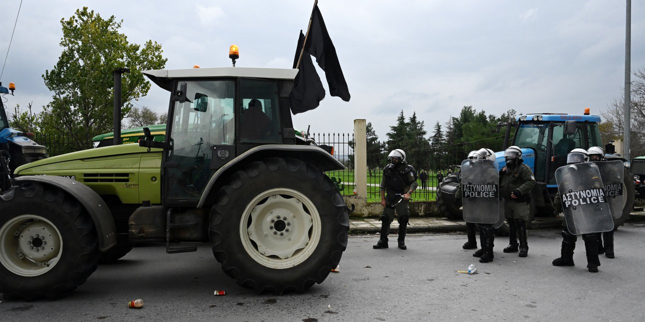 Μπλόκα αγροτών: Κλιμακώνουν τις κινητοποιήσεις τους από Δευτέρα - Πανελλαδική σύσκεψη για τα επόμενα βήματα στη Νίκαια