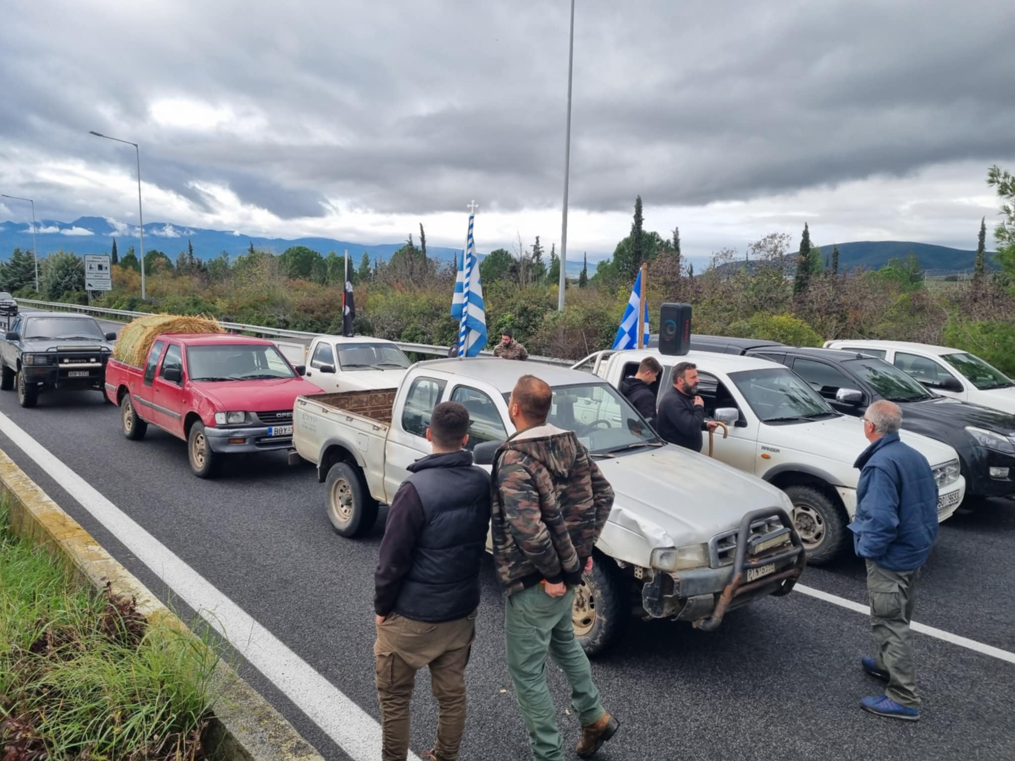 Στήνουν μπλόκο στον ΠΑΘΕ στον κόμβο Μικροθηβών αγρότες του Αλμυρού (ΦΩΤΟ)