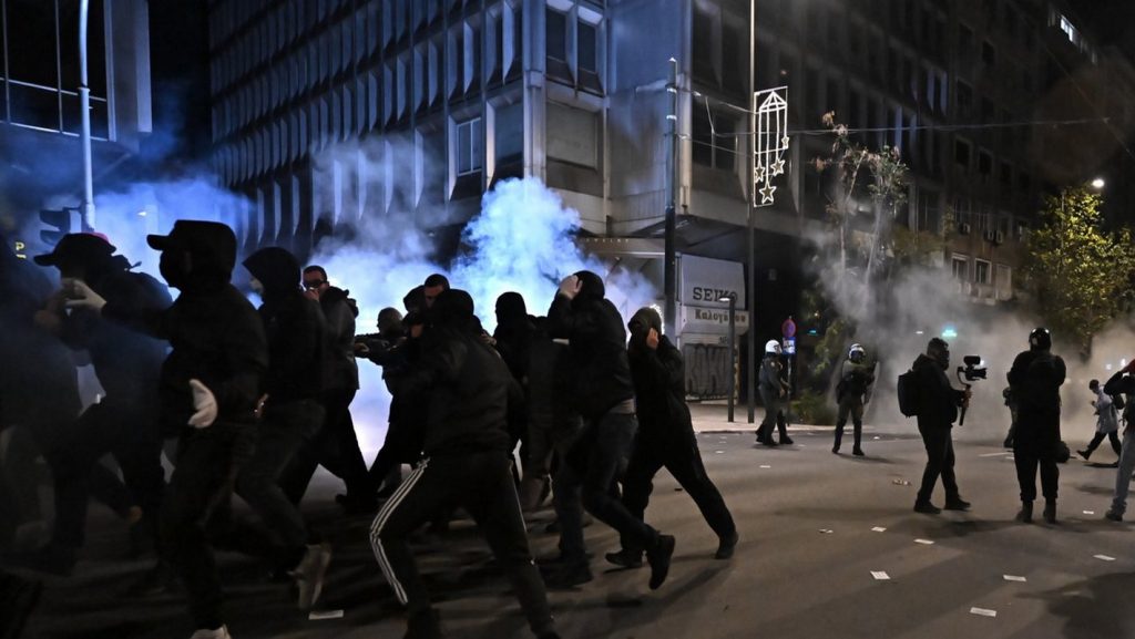 Επεισόδια στην πορεία για τον Αλέξανδρο Γρηγορόπουλο στο κέντρο της Αθήνας