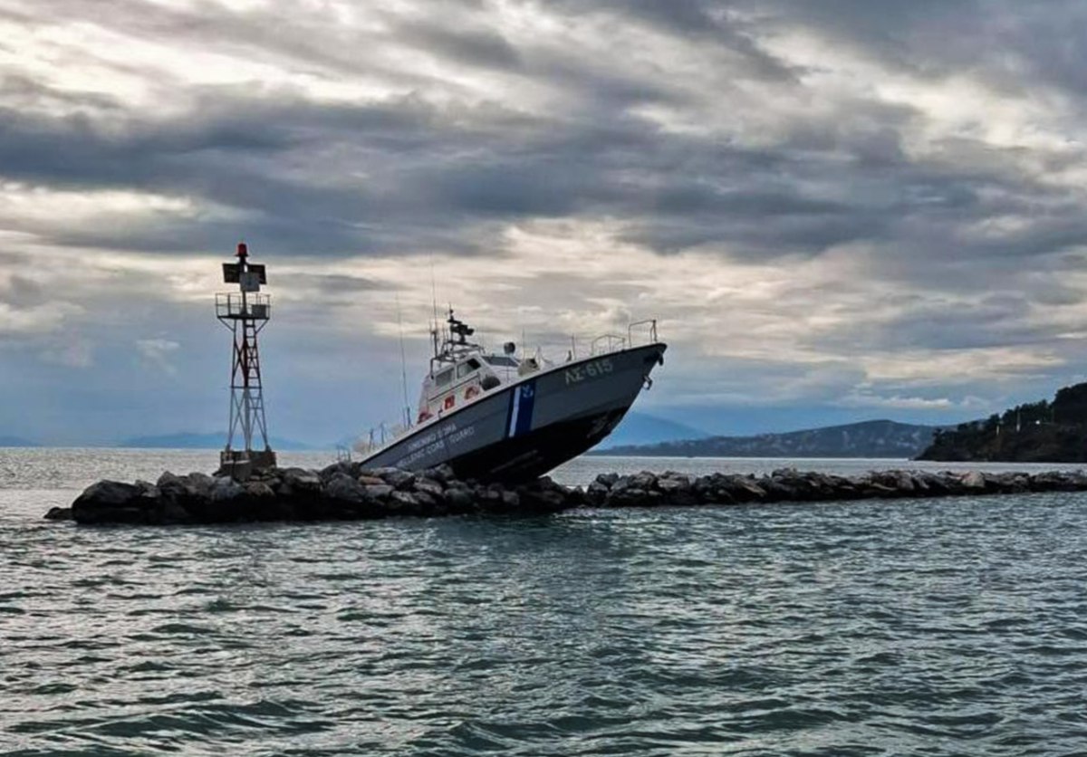 Σκάφος του Λιμενικού προσέκρουσε σε βράχια στην είσοδο του λιμανιού Βόλου [Εικόνες]