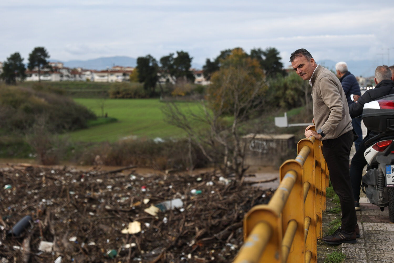Επιχείρηση απομάκρυνσης των φερτών από τη γέφυρα του Πηνειού στο άλσος-στα 5,60 μέτρα η στάθμη (ΦΩΤΟ) Επιχείρηση απομάκρυνσης των φερτών από τη γέφυρα του Πηνειού στο άλσος-στα 5,60 μέτρα η στάθμη (ΦΩΤΟ)