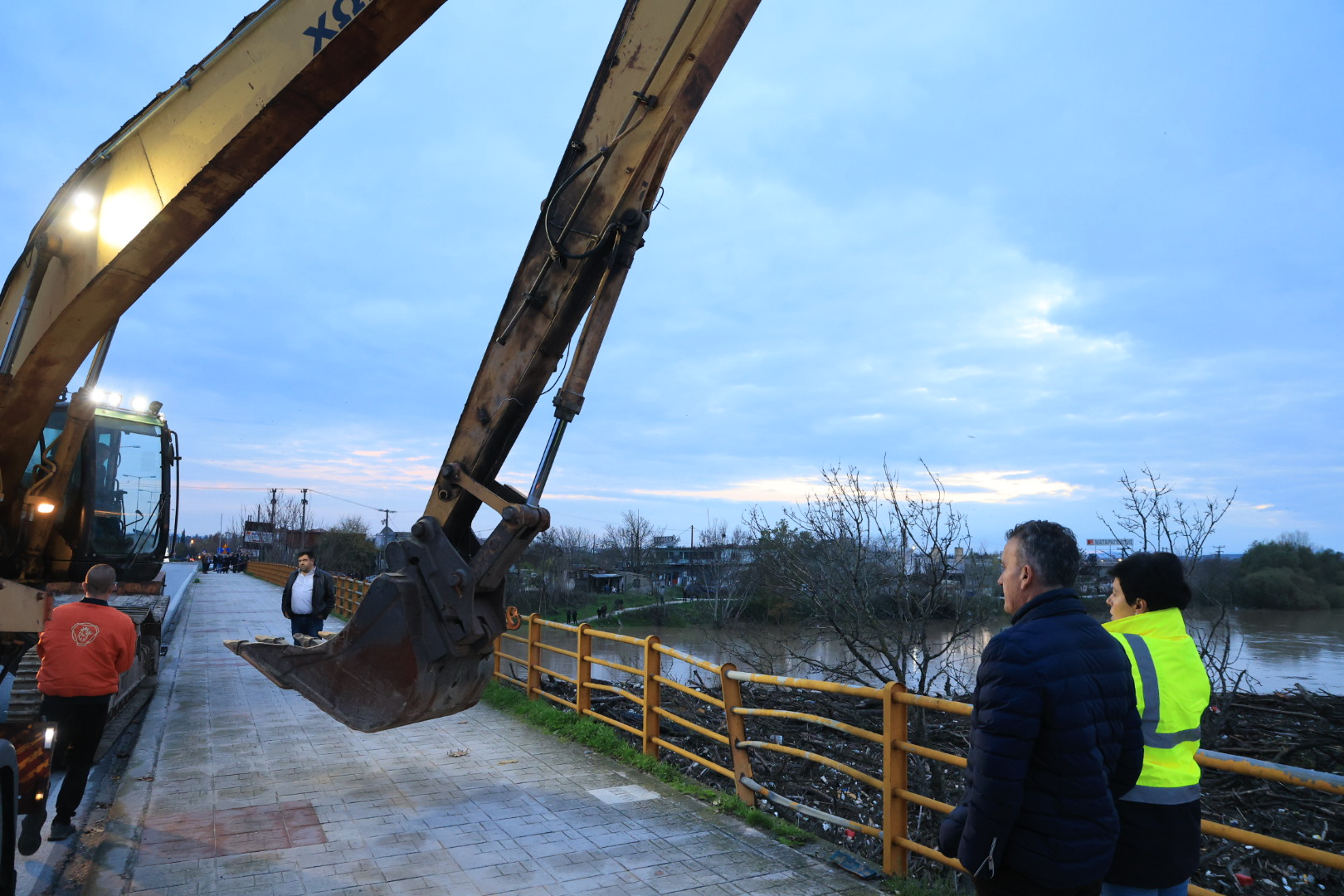 Λήξη σναγερμού για τη Λάρισα- έφτασε στα 6 μέτρα η στάθμη του Πηνειού και σταθεροποιείται Λήξη σναγερμού για τη Λάρισα- έφτασε στα 6 μέτρα η στάθμη του Πηνειού και σταθεροποιείται