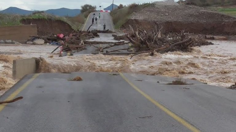 Κλειστός παραμένει ο δρόμος Φαρσάλων Βόλου στο ύψος της γέφυρας Αμπελιάς