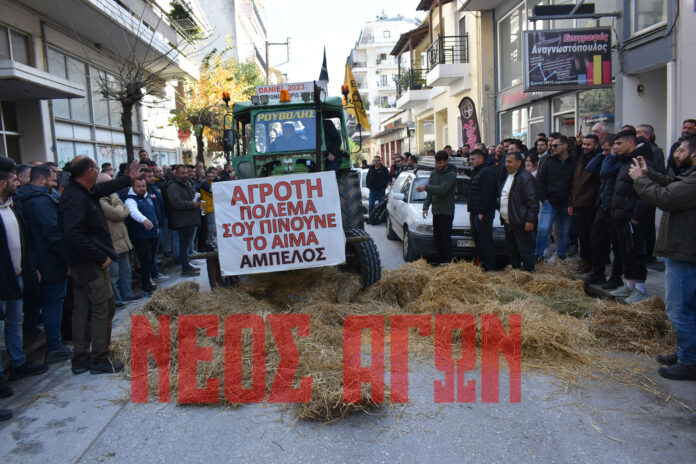 Καρδίτσα: Κινητοποίηση με τρακτέρ από τους αγροκτηνοτρόφους του μπλόκου στο γραφείο του Κ. Τσιάρα (ΦΩΤΟ)