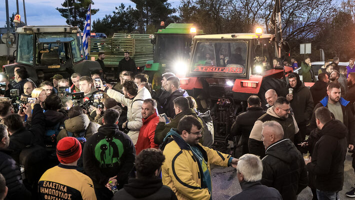 Αγρότες απέκλεισαν τους παραδρόμους στον κόμβο της Νίκαιας – Κλιμακώνουν τον αγώνα τους