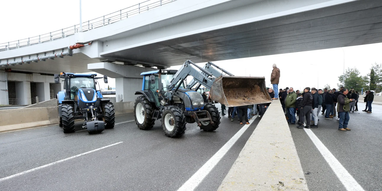 Αγροτικά μπλόκα σε Μπράλο, Αταλάντη, Θήβα -Κοντά στις 4,5 ώρες η διαδρομή Αθήνα-Λαμία