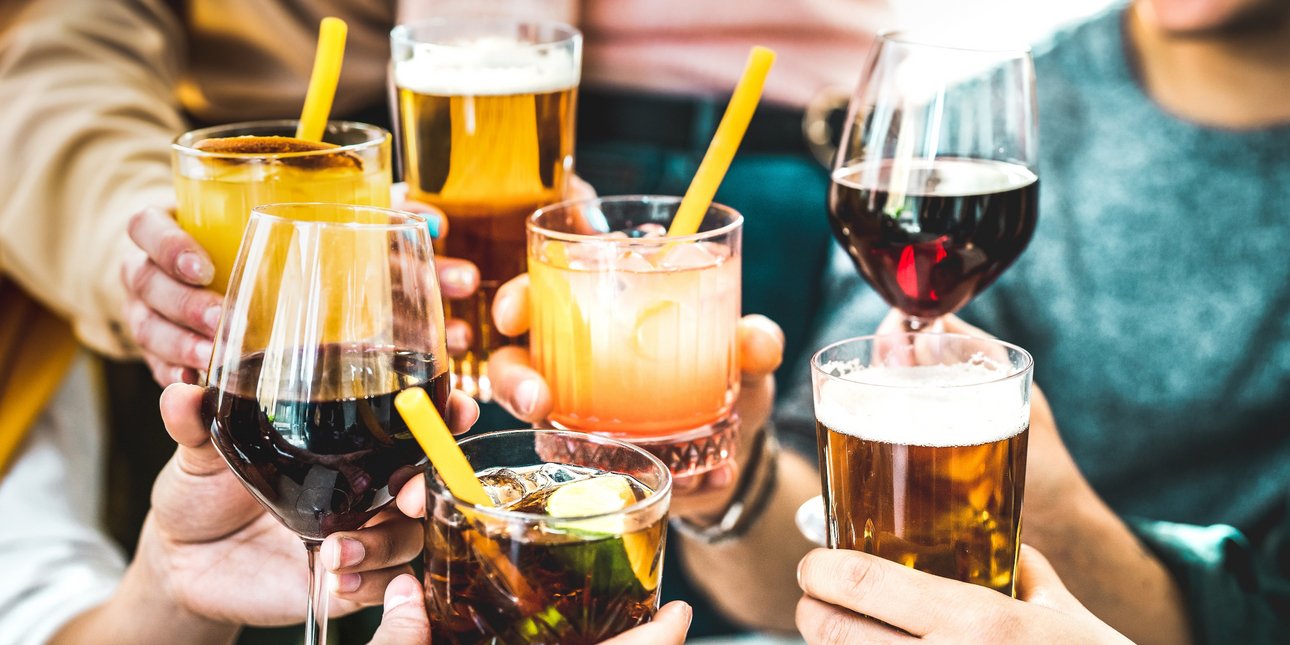 Λάρισα: Στο νοσοκομείο 17χρονη που μέθυσε σε μπαρ -Συνελήφθη η μητέρα της φίλης της, επειδή τους κέρασε ποτά