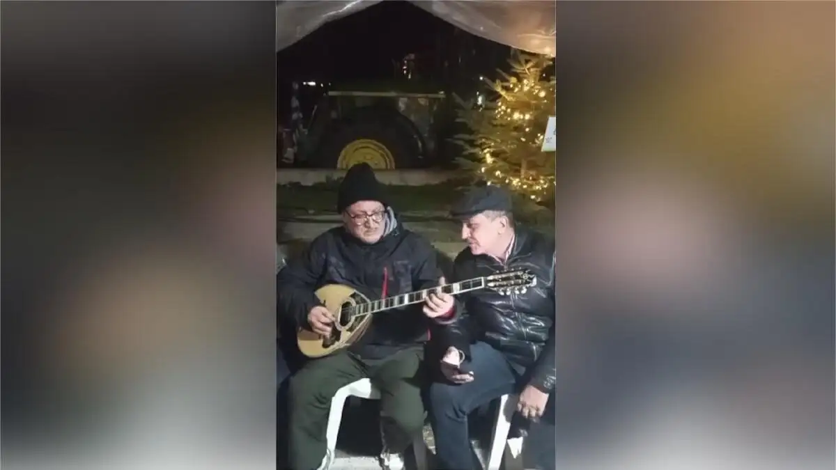 Ο Δημήτρης Κουρέτας στο μπλόκο Τρικάλων με τους αγρότες – Τραγούδησε Περπινιάδη (BINTEO)