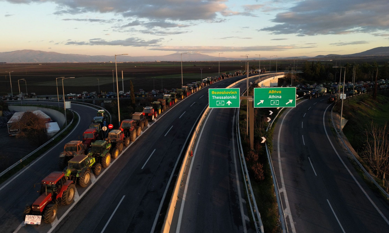 Αυτοκίνητο μπήκε στο αντίθετο ρεύμα στην εθνική οδό έξω από τη Λάρισα - Έκλεισαν προσωρινά τα διόδια