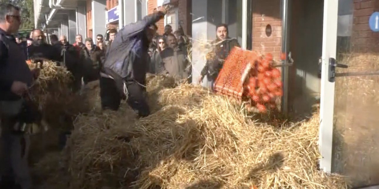 Αγρότες στην Καβάλα πέταξαν άχυρα, ντομάτες, σταφύλια και έριξαν γάλα στην Περιφέρεια