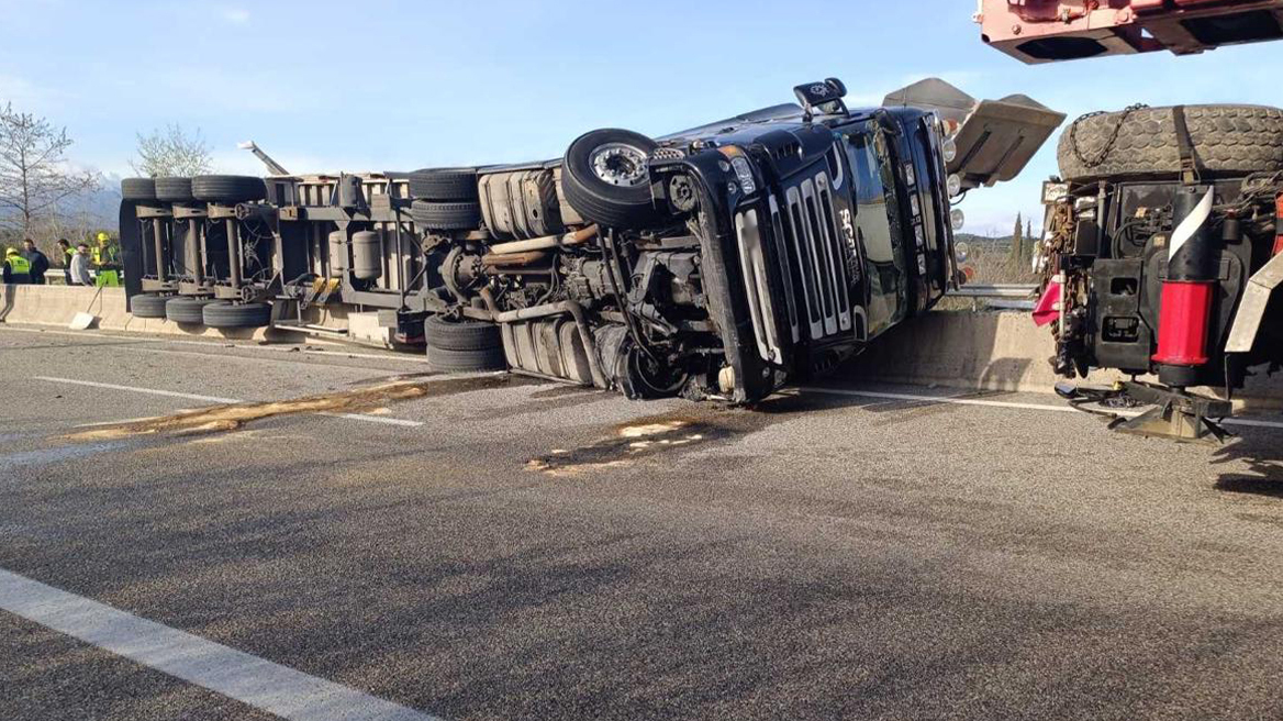 Εκτροπή νταλίκας στο χωριό Κιλελερ-συναγερμός στην Πυροσβεστική Λάρισας