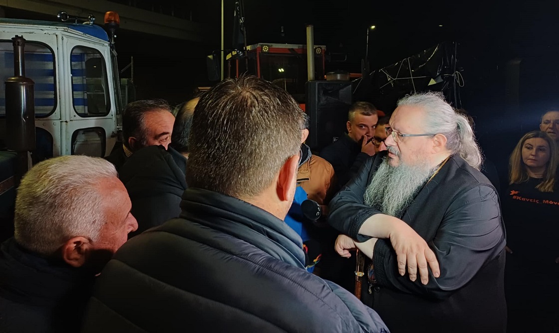 Στο μπλόκο της Νίκαιας ο μητροπολίτης Λαρίσης κ. Ιερώνυμος και φορείς της Λάρισας (ΦΩΤΟ)