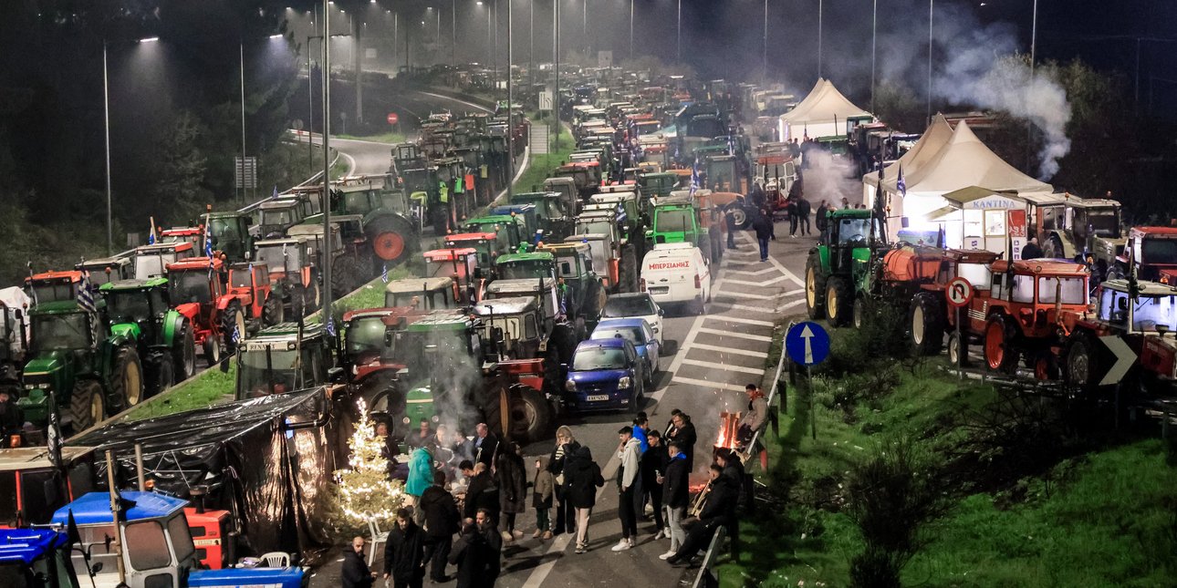 Στη κέντρο της Λάρισας έξω από τα βουλευτικά γραφεία με τρακτερ οι αγρότες από το μπλόκο της Νίκαιας