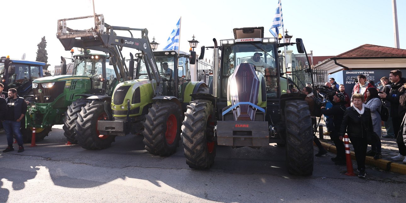 Μπήκαν στη Θεσσαλονίκη με τα τρακτέρ οι αγρότες -Εστησαν μπλόκο έξω από το λιμάνι