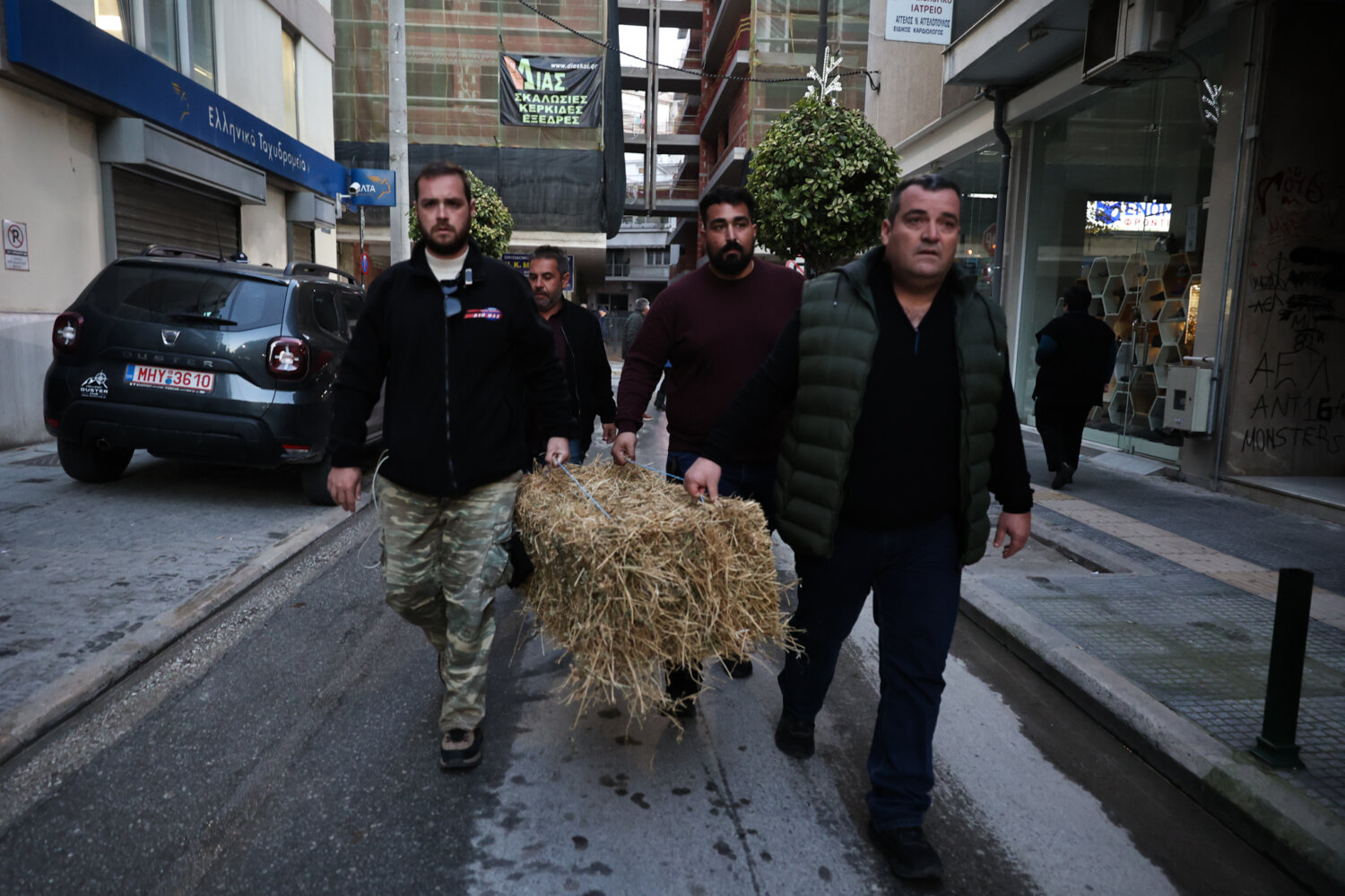 Διαμαρτυρία αγροτών έξω από τα γραφείατων τριών κυβερνητικών βουλευτών στη Λάρισα