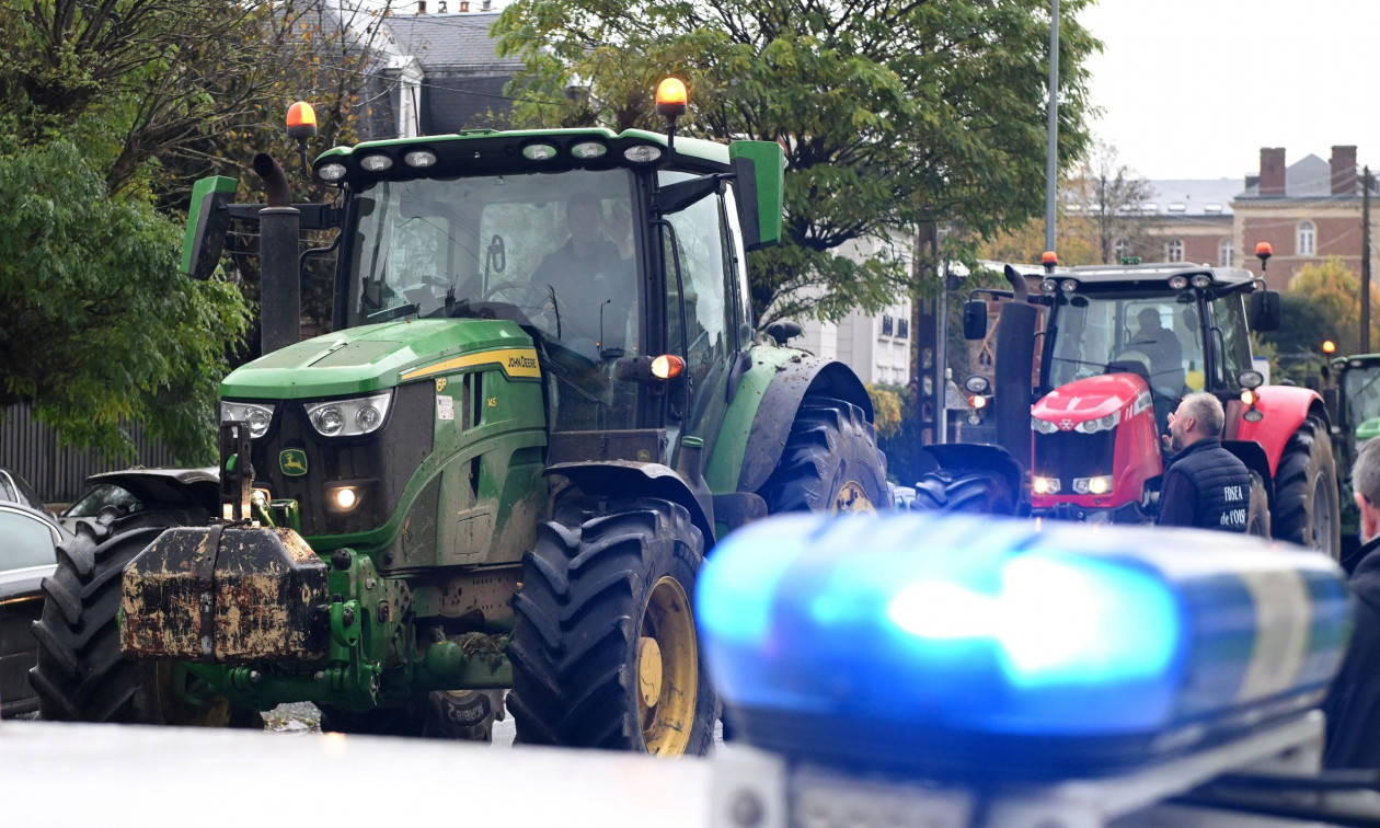 Μεγάλλες κινητοποιήσεις αγροτών και στη Γαλλία: Κοπριά σε κτίρια και φωτιά σε δεμάτια άχυρου