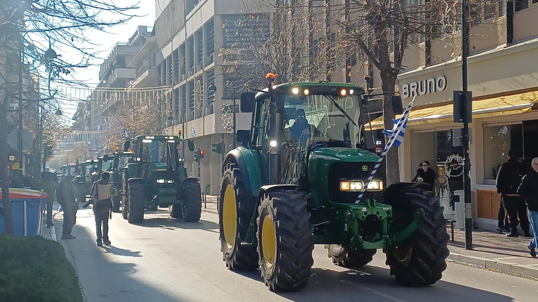 Τρακτερ πολιορκούν το κέντρο της Λάρισας- συλλαλητήριο αλληλεγγύης στους τρεις αγρότες που δικάζονται (ΦΩΤΟ+video)