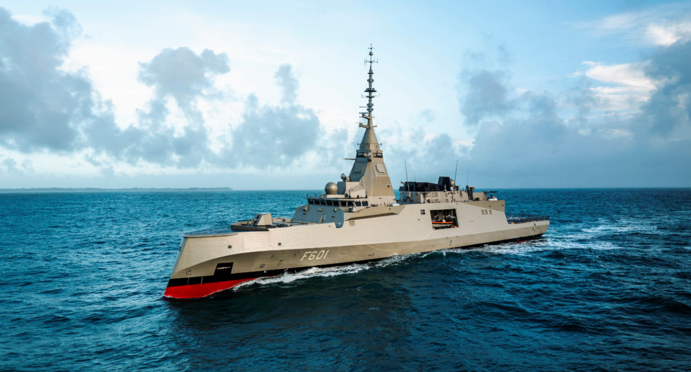 Η τελετή ονοματοδοσίας και η ύψωση της ελληνικής σημαίας στη φρεγάτα Belharra «Κίμων» στη Λοριάν της Γαλλίας