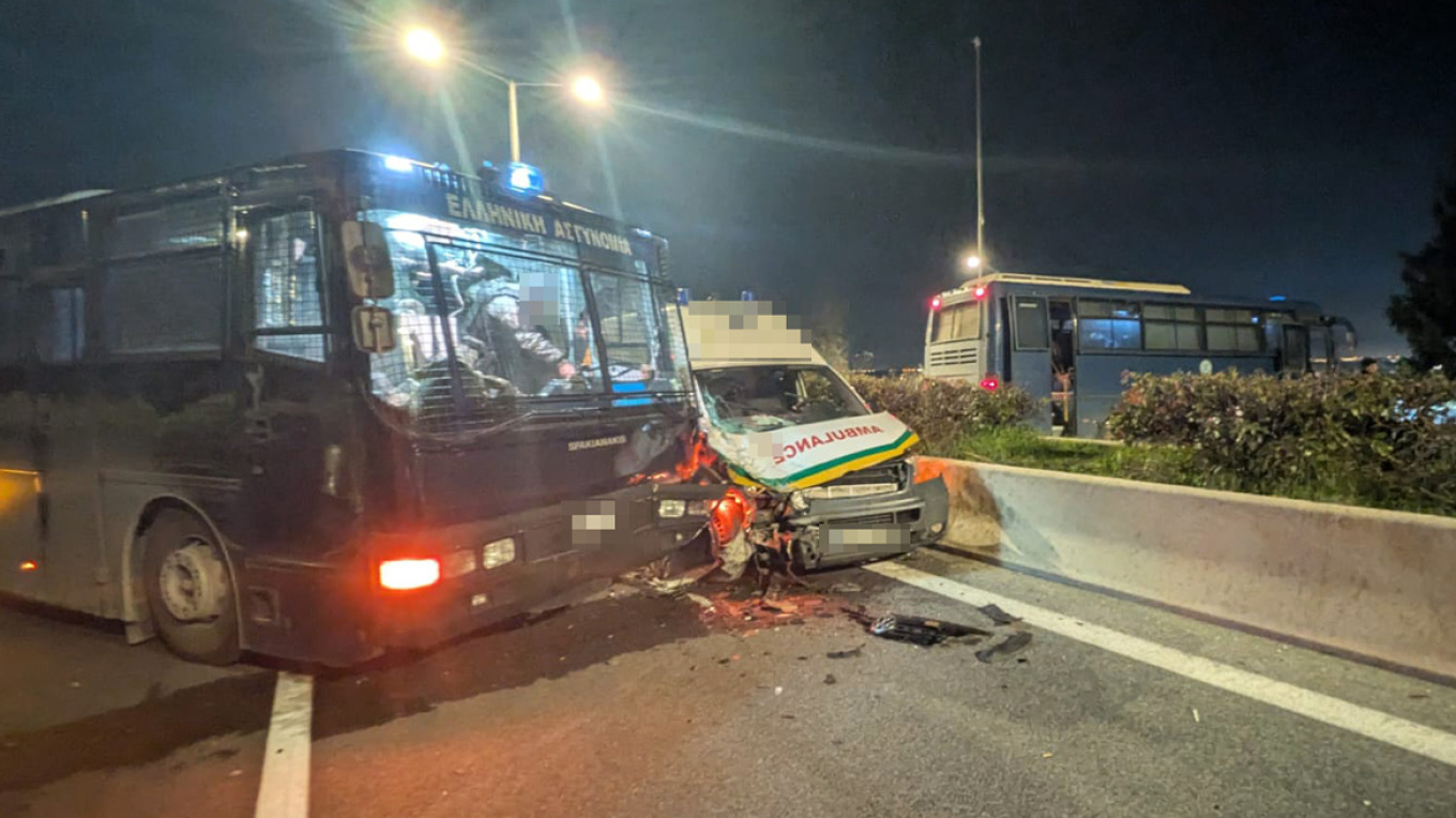 Παραλίγο τραγωδία: σφοδρή σύγκρουση ασθενοφόρου με αστυνομικό λεωφορείο στον Πλατύκαμπο -δύο τραυματίες (ΦΩΤΟ +video)