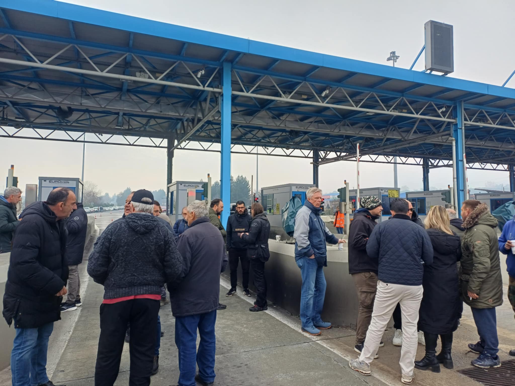 Άνοιξαν τις μπάρες των διοδίων στο Μακρυχώρι οι αγρότες του μπλόκου της Νίκαιας και μοίρασαν μήλα(ΦΩΤΟ)