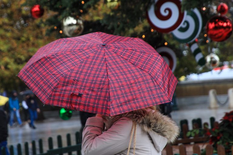 Ο καιρός των Χριστουγέννων: Βροχές σε όλη τη χώρα και καταιγίδες σε Ιόνιο και Αιγαίο