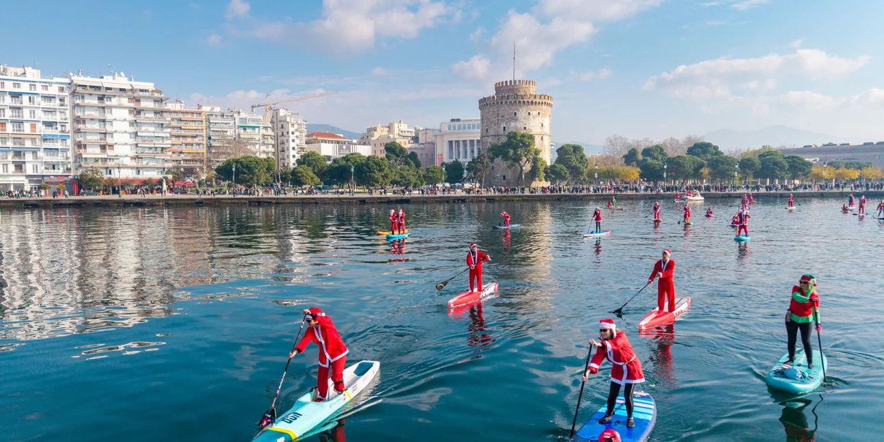 Θεσσαλονίκη: Με Αγιοβασίληδες γέμισε ο Θερμαϊκός στο 5ο Santa SUP