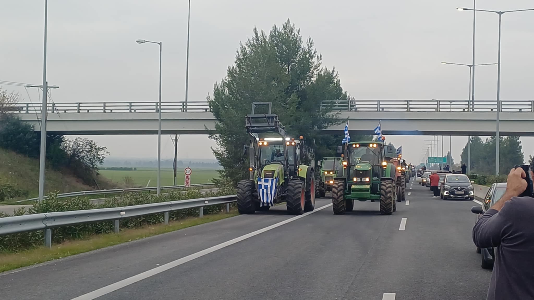 Καθ- οδόν οι αγρότες με δεκάδες τρακτέρ για να κλείσουν τη σήραγγα των Τεμπών, για τα φορτηγά (ΦΩΤΟ+video)
