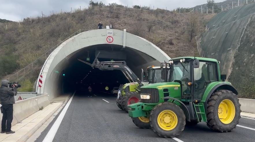 Αγρότες: Έκλεισαν τις σήραγγες των Τεμπών μόνο για τα φορτηγά – πόσο θα διαρκέσει ο αποκλεισμός (ΦΩΤΟ +video)