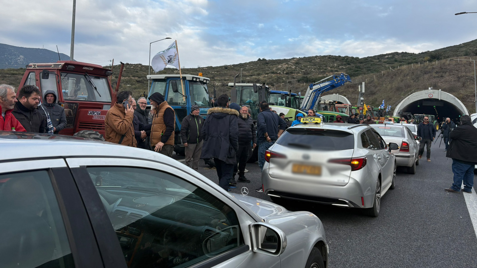 Σήραγγες Τεμπών: Έφτασαν δεκάδες ταξί της Μαγνησίας εκφράζοντας συμπαράσταση στους αγρότες (ΒΙΝΤΕΟ)