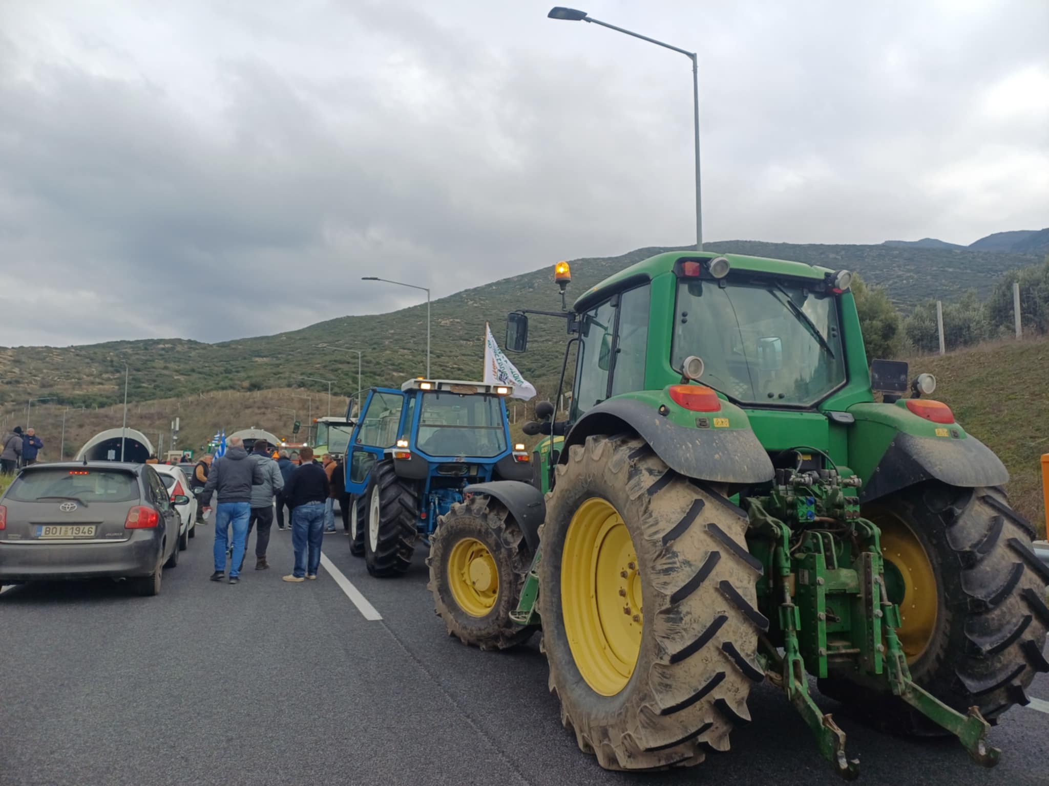 «Έκοψαν την Ελλάδα στα δύο»οι αγρότες που απέκλεισαν το μεσημέρι τις σήραγγες των Τεμπών (ΦΩΤΟ+video)