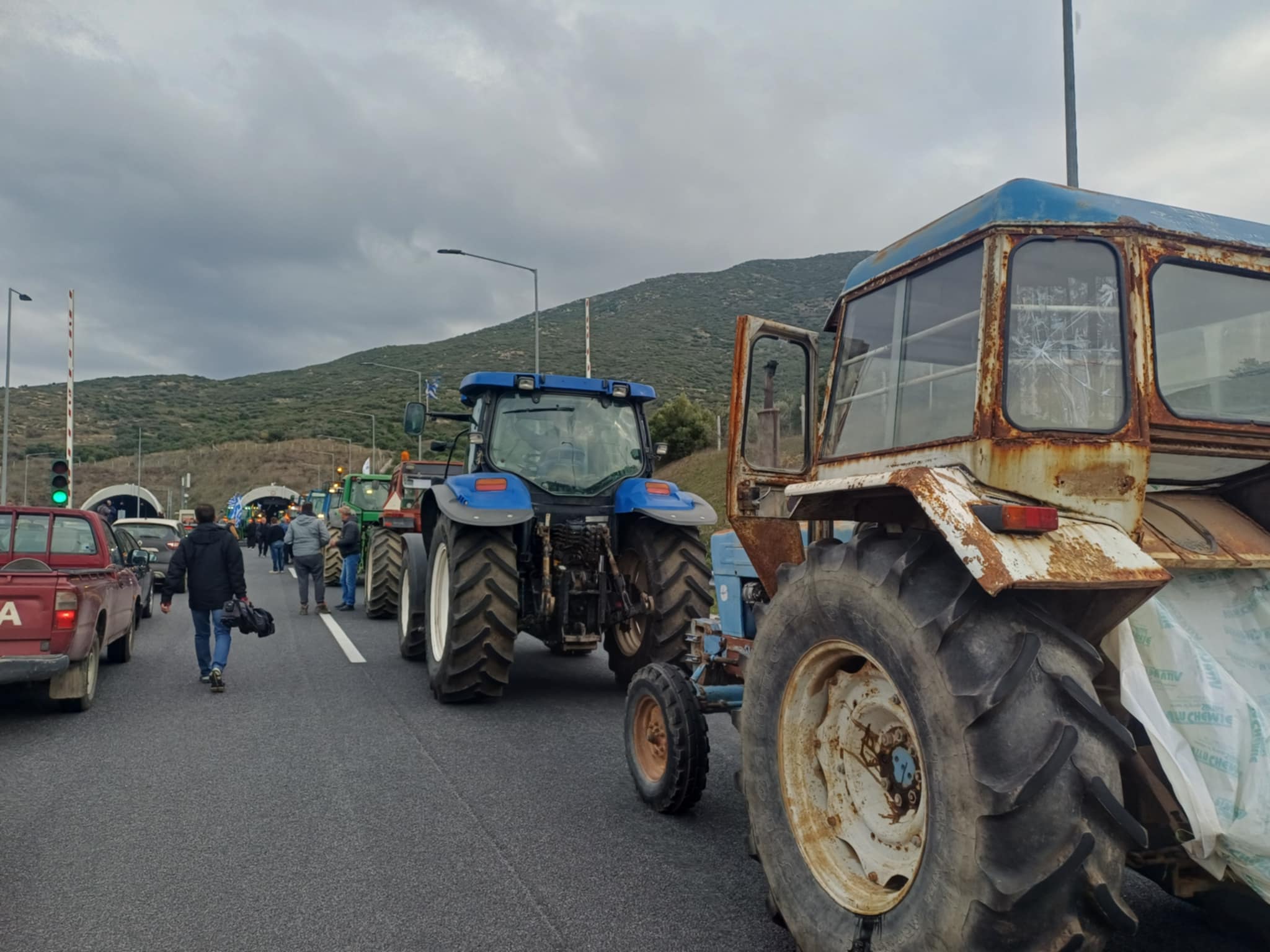 Μπλόκα αγροτών: Άνοιξαν οι σήραγγες των Τεμπών