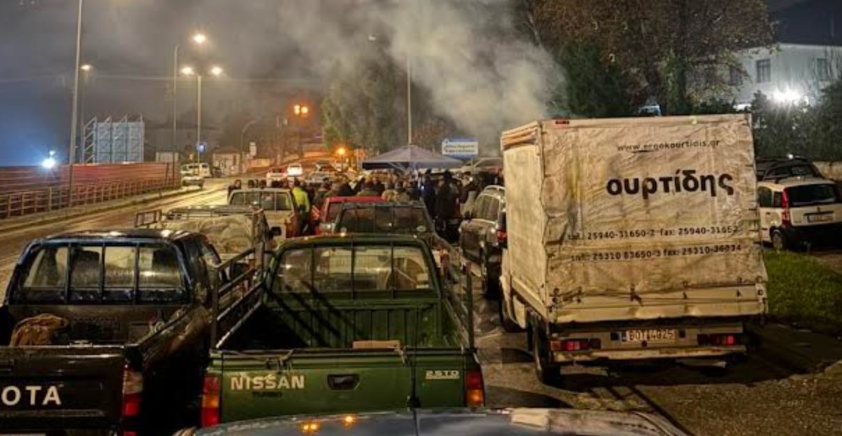 Αγροτικά οχήματα συγκεντρώθηκαν στον κόμβο Λεχωνίων – Δυναμική κινητοποίηση αγροτών του Πηλίου παρά τη βροχή