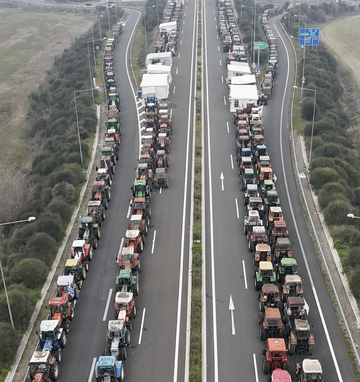 Με τα τρακτέρ στην άκρη, να ληφθούν μέτρα ασφαλούς διέλευσης των εκδρομέων μέσα από τα μπλόκα καλούν την κυβέρνηση