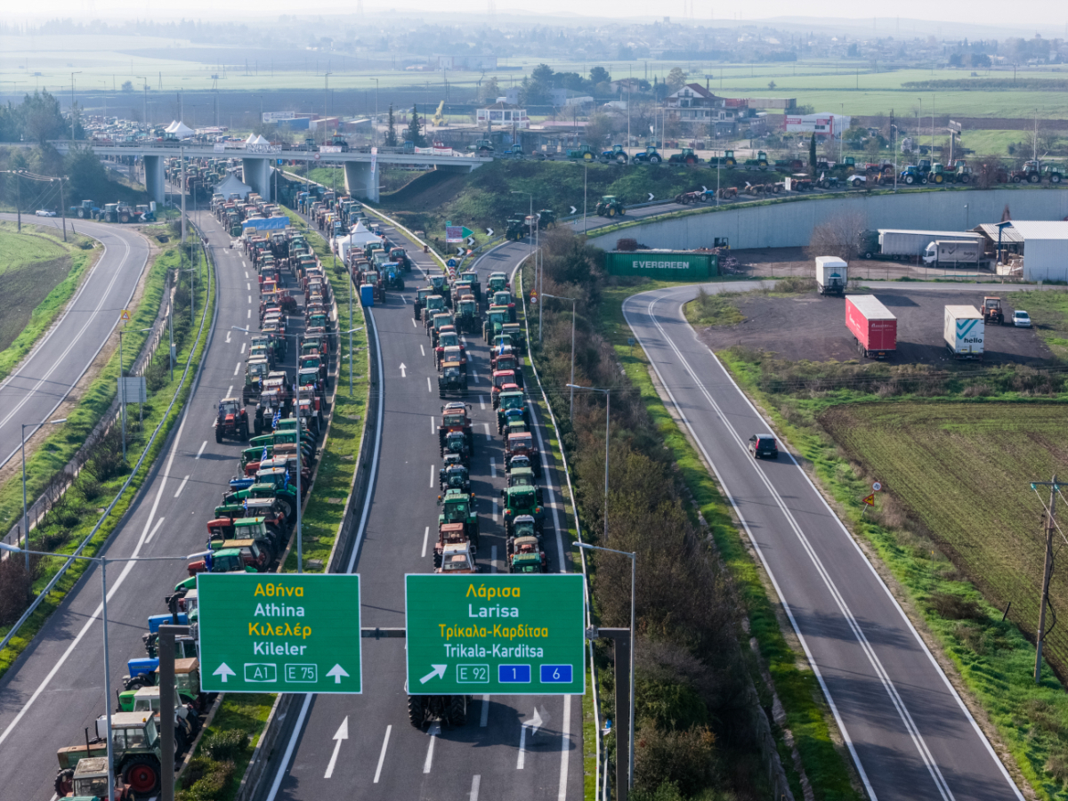 Χριστούγεννα στα μπλόκα θα κάνουν οι αγρότες: Παραμερίζουν τα τρακτέρ για τους ταξιδιώτες