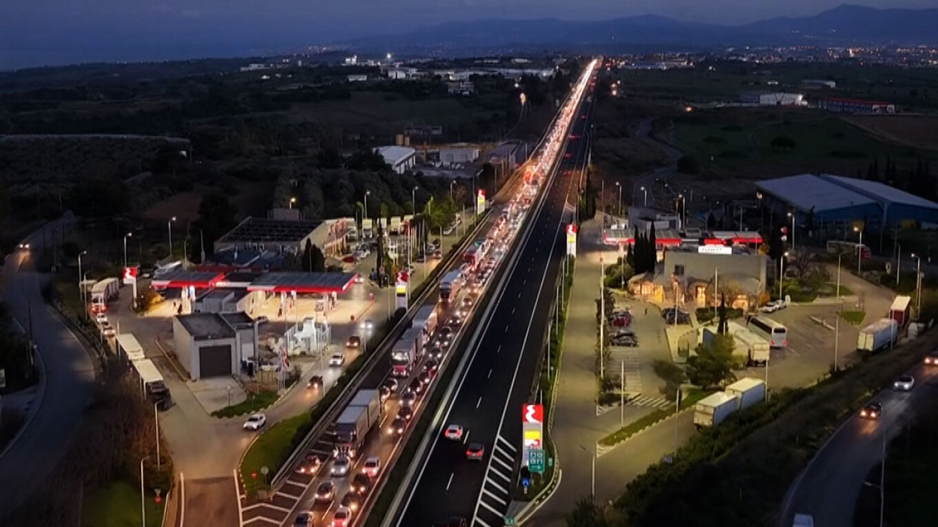 Ανοίγουν δύο λωρίδες κυκλοφορίας σε Ριτσώνα, Κάστρο Βοιωτίας και Αμφίκλεια -ουρά χιλιομέτρωνκαι στον Πλατύκαμπο (video)