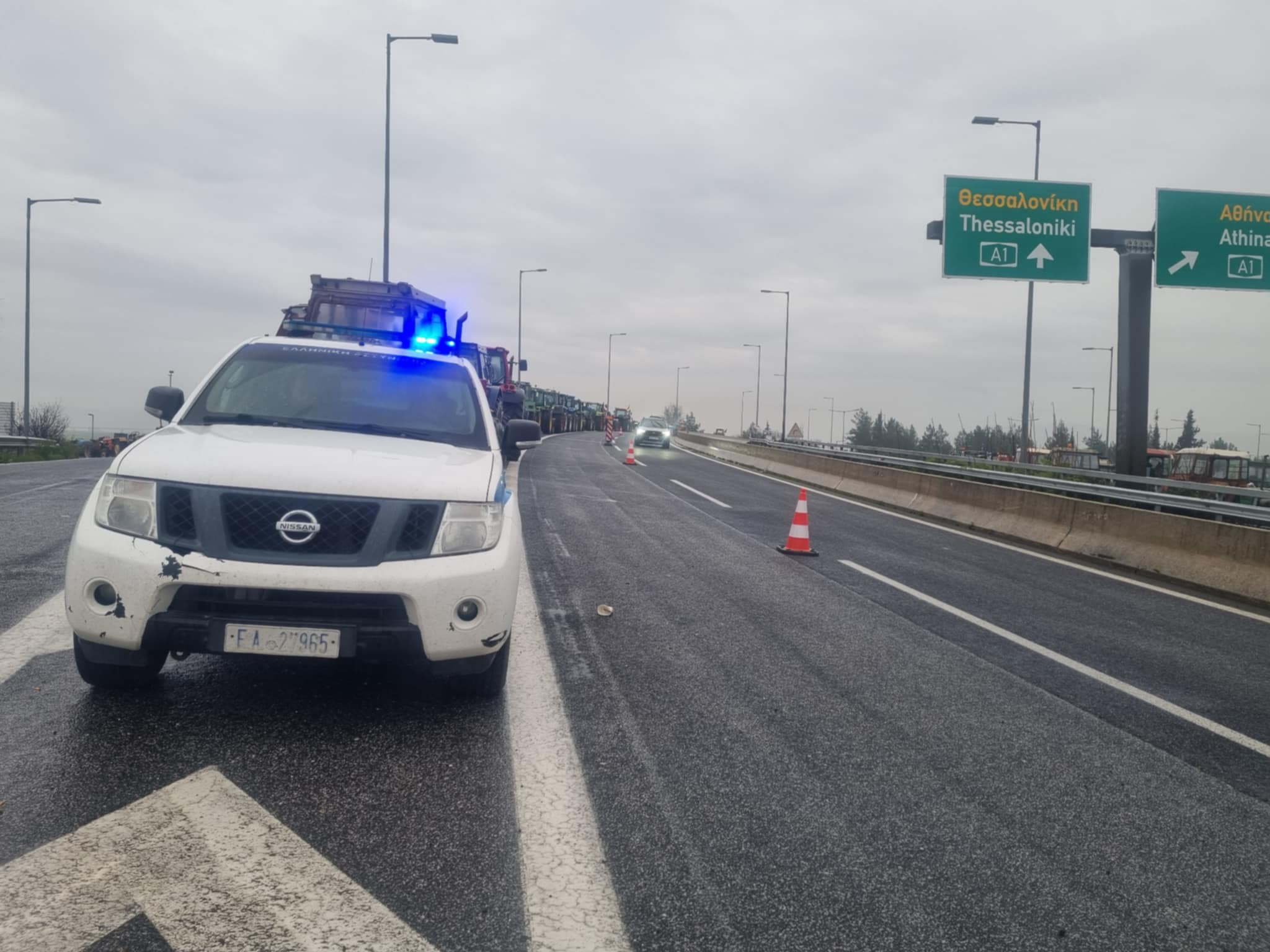 Από τη Λάρισα αντί της παλιάς Βόλου η διέλευση των ταξιδιωτών- άνοιξαν λωρίδα στη Νίκαια οι αγρότες