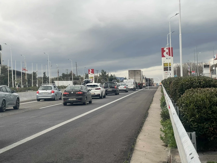 Μπλόκα αγροτών στις εθνικές οδούς: Με χαμηλές ταχύτητες, από μία λωρίδα περνούν οι εκδρομείς