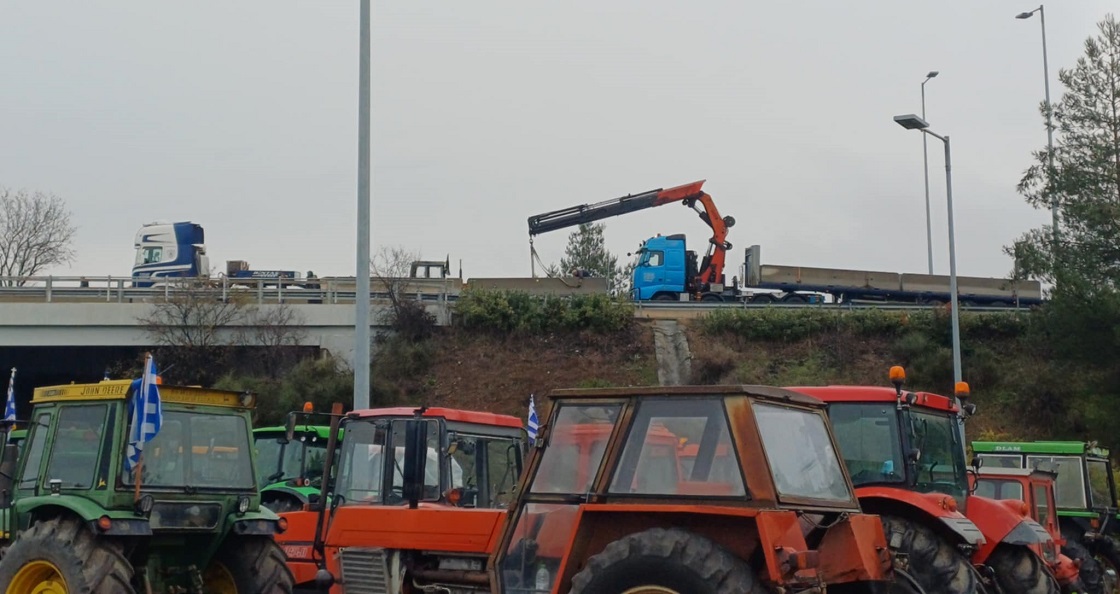 Γερανός τοποθετεί τσιμεντένια στηθαία δίπλα στα τρακτερ στον κόμβο της Νίκαιας για την ασφαλή διέλευση (ΦΩΤΟ)