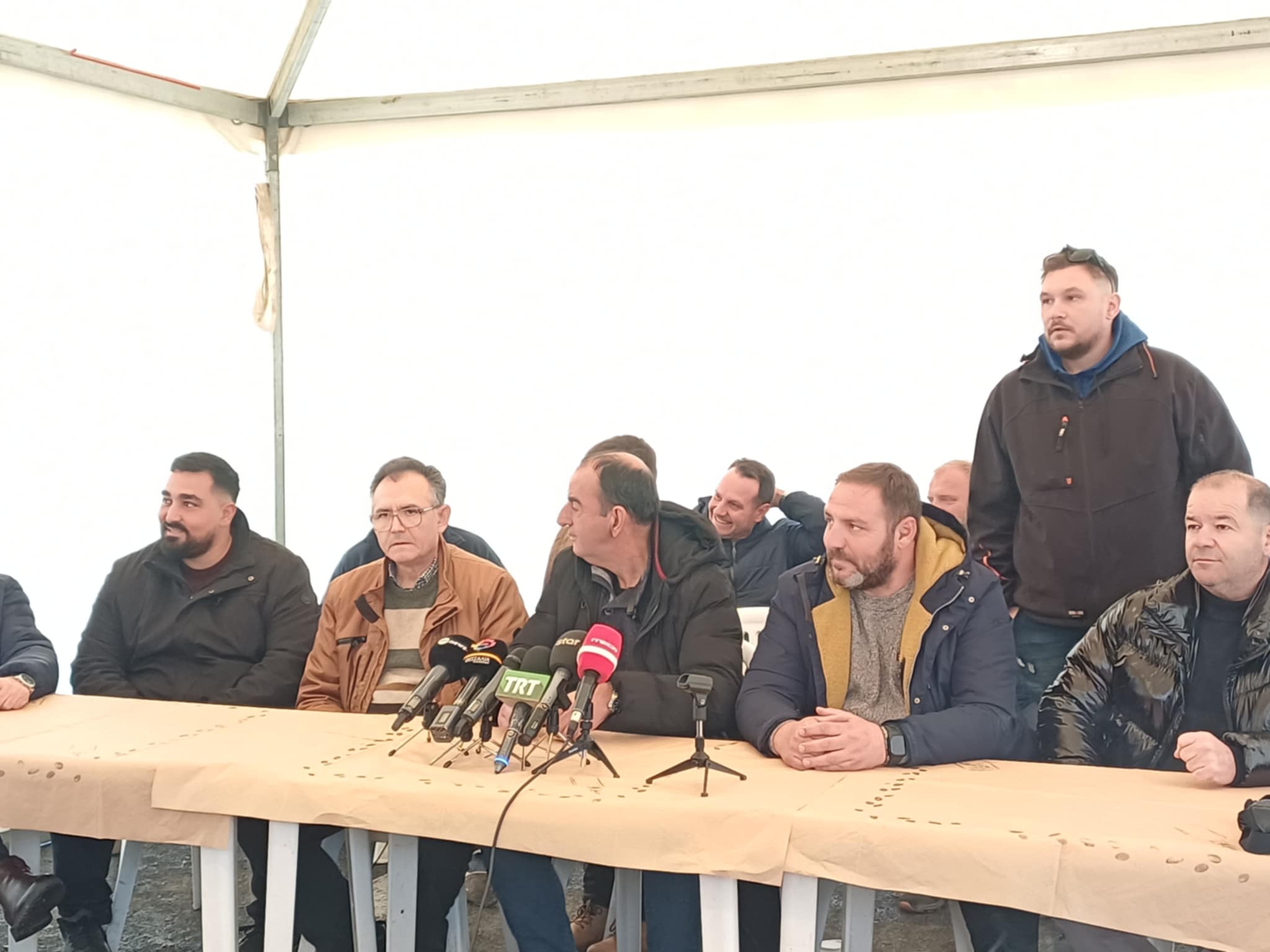 Οργή στη σύσκεψη του μπλόκου της Νίκαιας για την τοποθέτηση στηθαίων- νέο μποτιλιάρισμα στην Εθνική (ΦΩΤΟ+video)