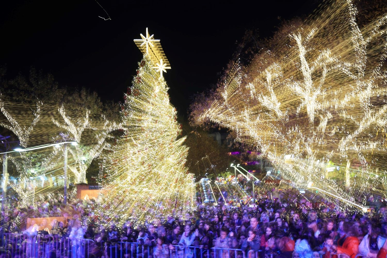 Δήμος Λαρισαίων: Φαντασμαγορικό drone show μετά μουσικής - Χριστουγεννιάτικη συναυλία στην κεντρική πλατεία το απόγευμα
