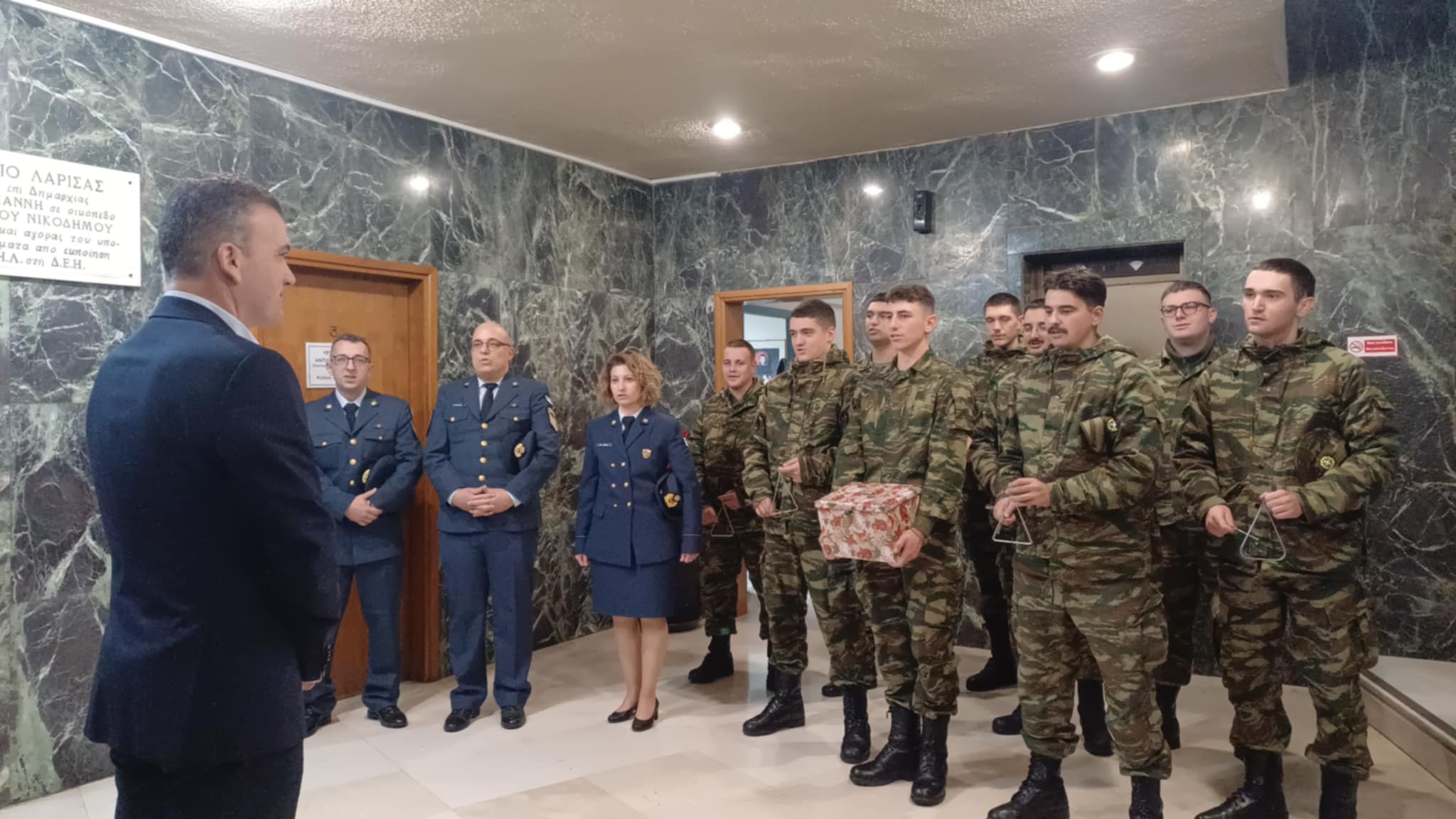 Τα κάλαντα στον δήμαρχο Λαρισαίων  από τη χορωδία Τάγματος της 1ης Στρατιάς (ΦΩΤΟ+video)