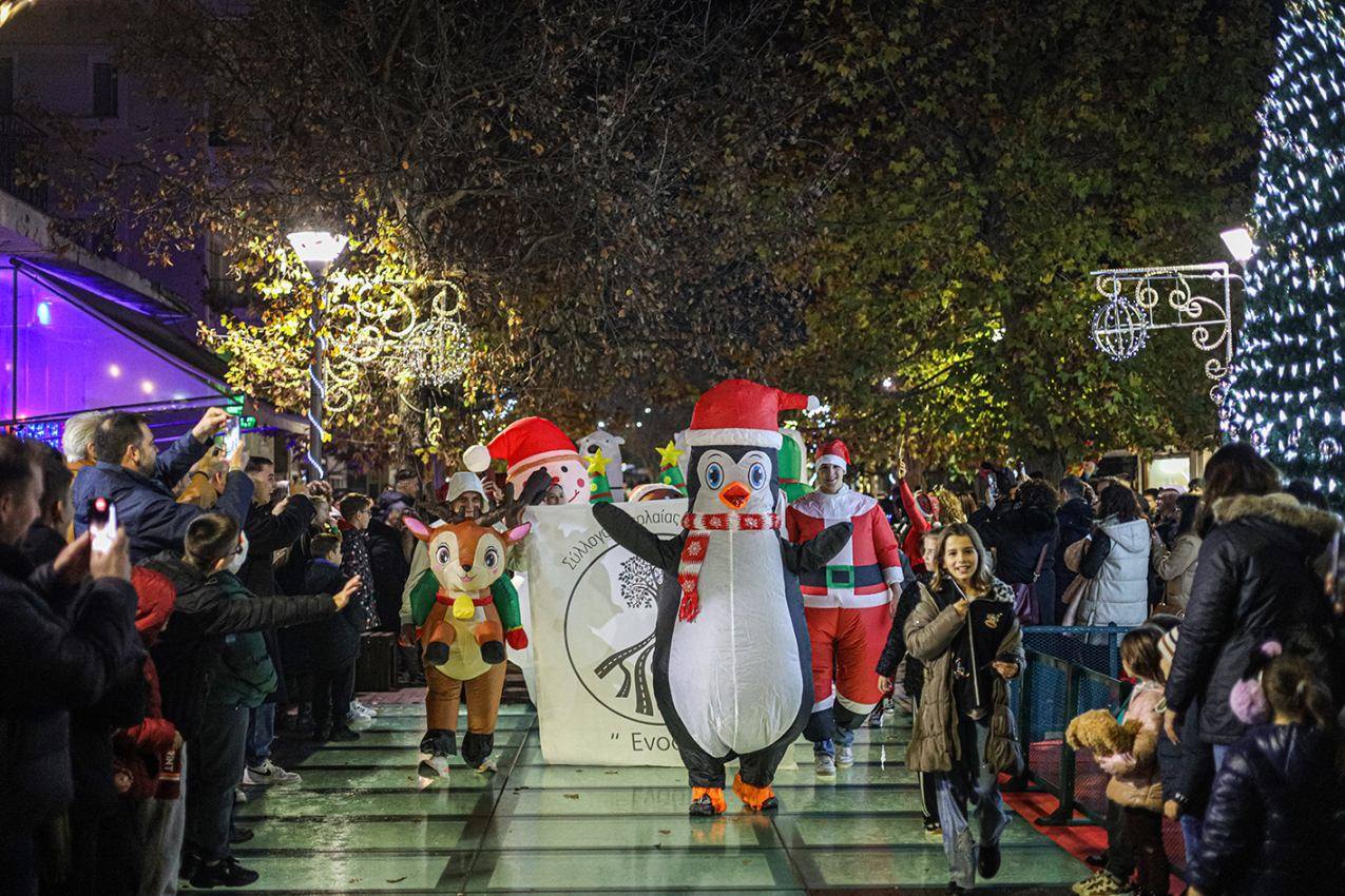 Βελεστίνο: Πλήθος κόσμου συμμετείχε στη μεγάλη χριστουγεννιάτικη παρέλαση