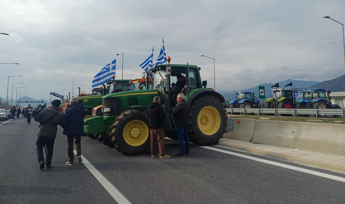 Ο Αη Βασίλης ήρθε φέτος με τρακτερ στη Θεσσαλία....
