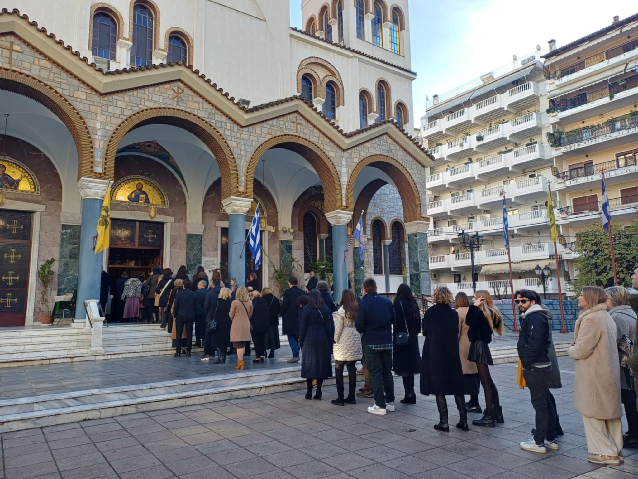 Ουρές Λαρισαίων για να παρακολουθήσουν τη δεύτερη λειτουργία των Χριστουγέννων στον Άγιο Νικόλαο (ΦΩΤΟ+video)