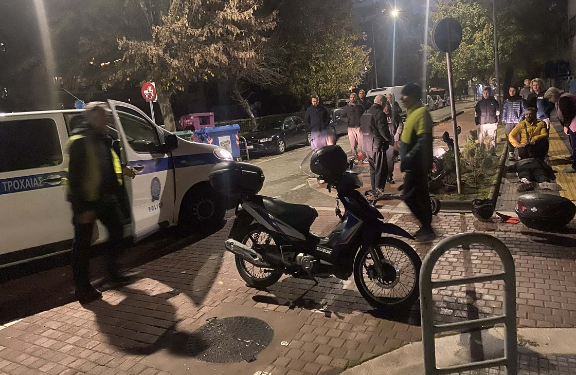 Λάρισα: Τραυματίστηκε  νεαρός με πατίνι στο κεφάλι έπειτα από σύγκρουση με μηχανάκι στην Ιουστιιανού (ΦΩΤΟ)