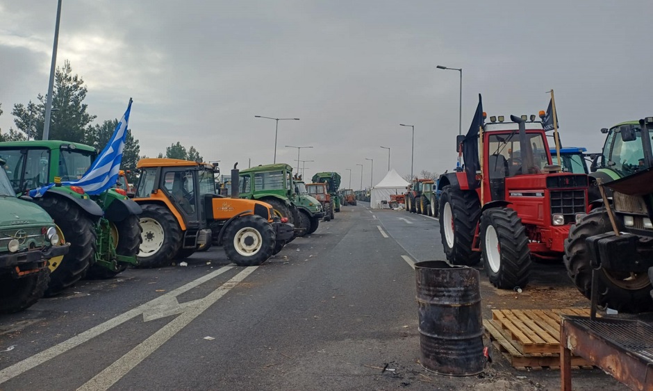 Αποφασίζουν κλείσιμο και της αερογέφυρας σήμερα στο μπλόκο της Νίκαιας μετά το χριστουγεννιάτικο break-έκλεισαν τα Μάλγαρα