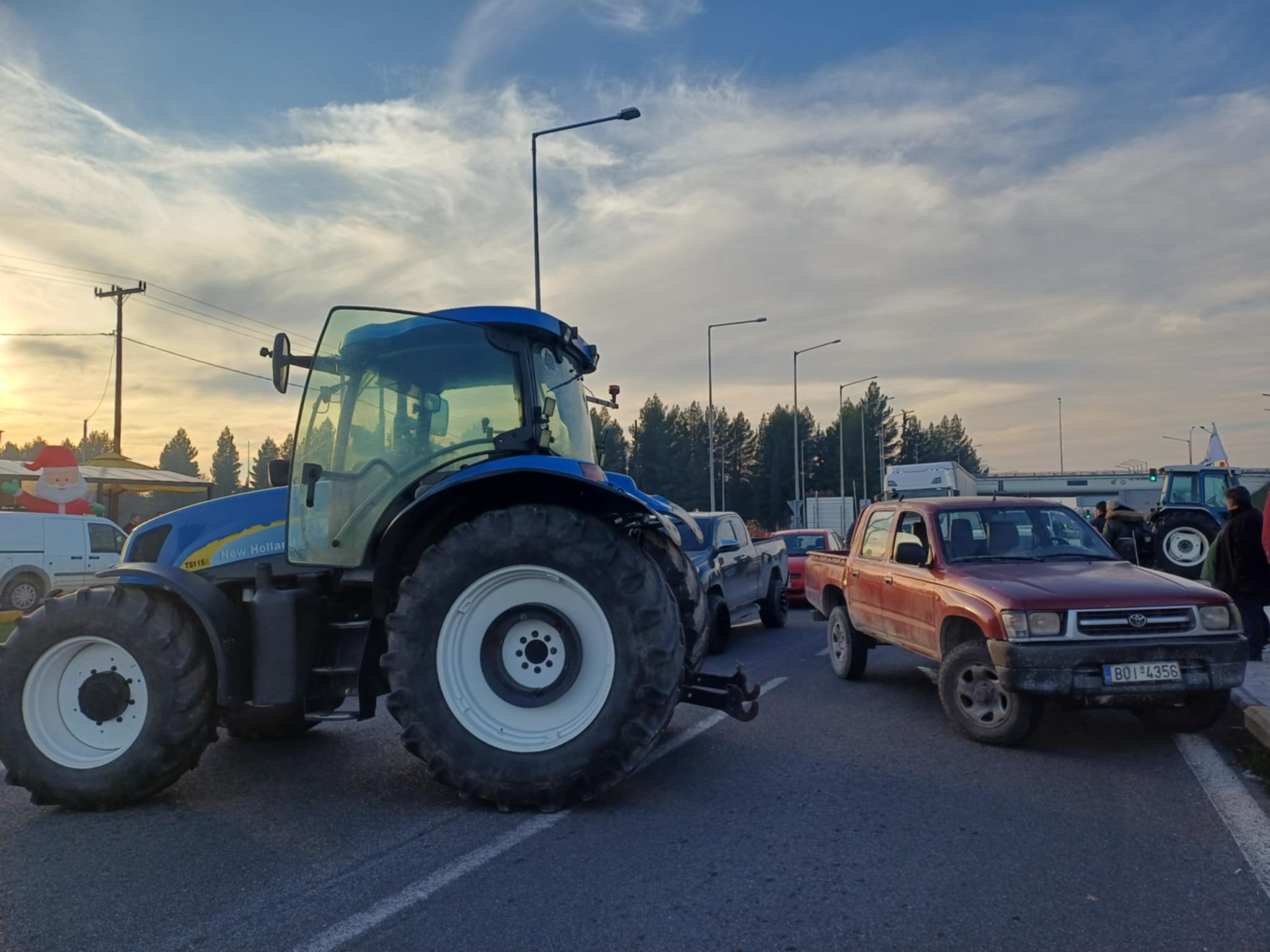 Οι αγρότες σκληραίνουν την στάση τους κλείνοντας και παρακαμπτήριους – Στις 16:00 κόβουν ξανά τη χώρα στα δύο