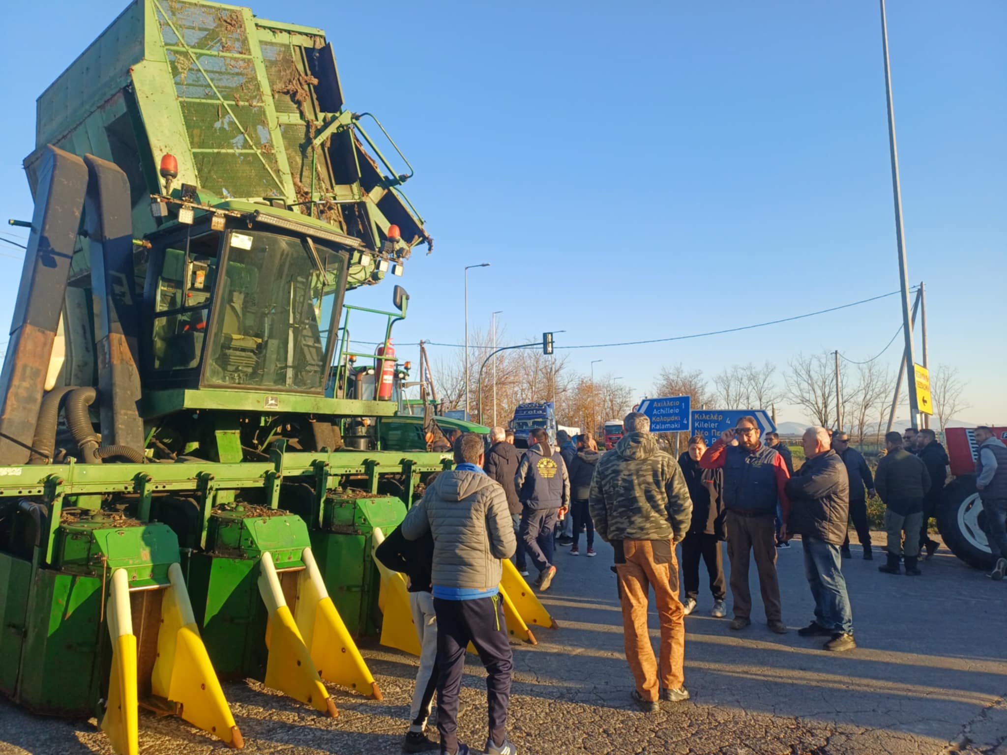 Απέκλεισαν την παλιά οδό Λάρισας- Βόλου στο Αχίλλειο οι αγρότες- ουρές από ΙΧ και νταλίκες (ΦΩΤΟ)